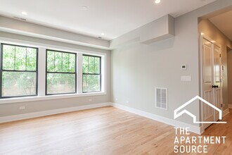 2457 W Logan Blvd, Unit 3 in Chicago, IL - Building Photo - Building Photo