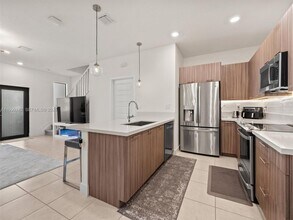 4654 NW 83rd Path in Doral, FL - Building Photo - Building Photo