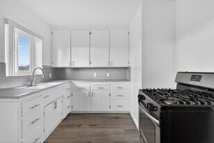 216 E Burnett St in Long Beach, CA - Building Photo