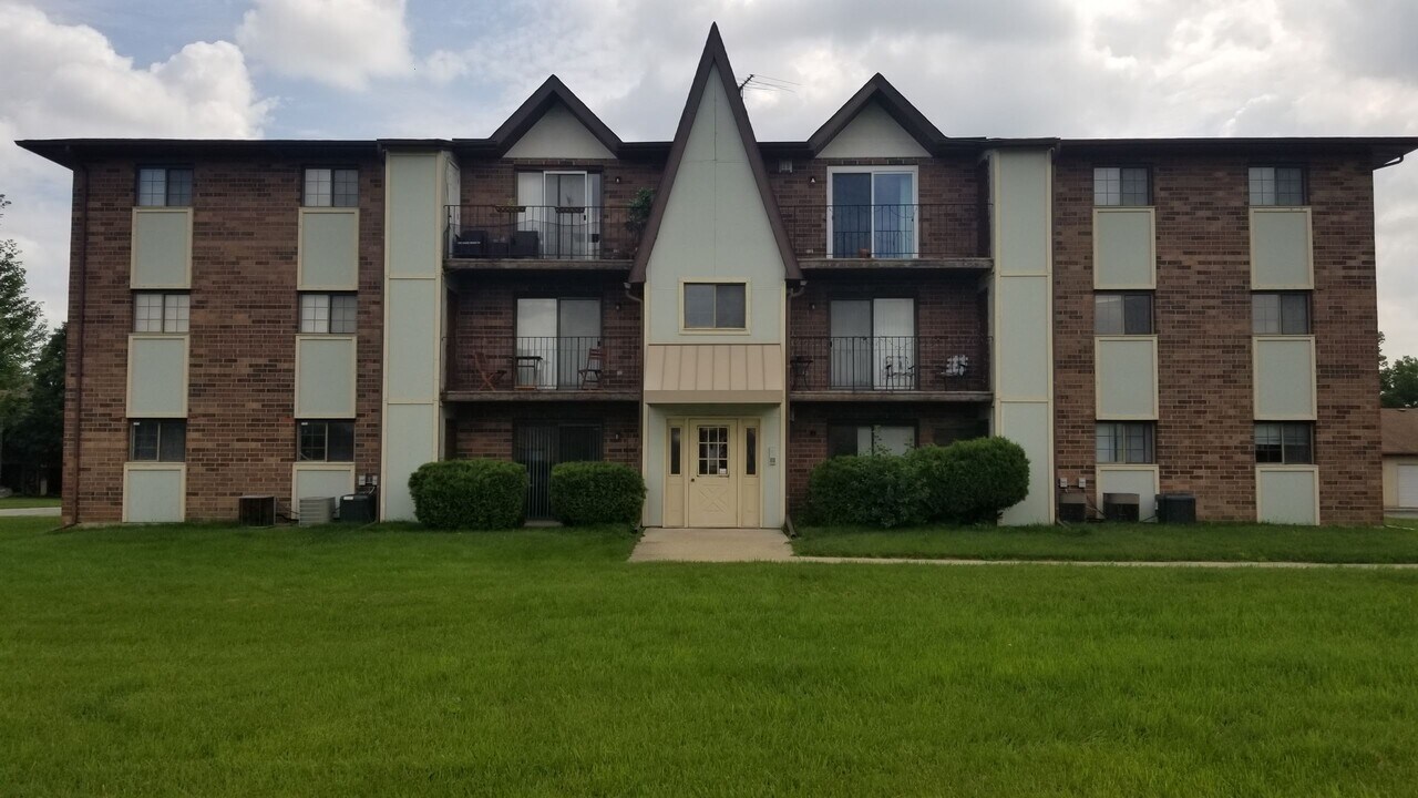 1240 Chalet Rd in Naperville, IL - Building Photo