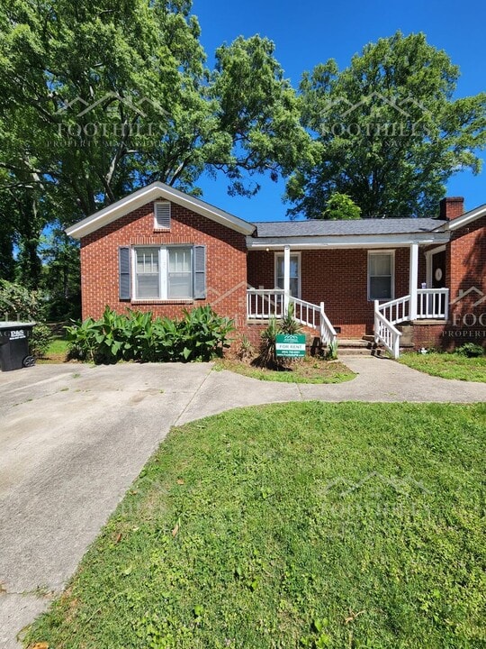 105 Woodrow St in Belton, SC - Building Photo