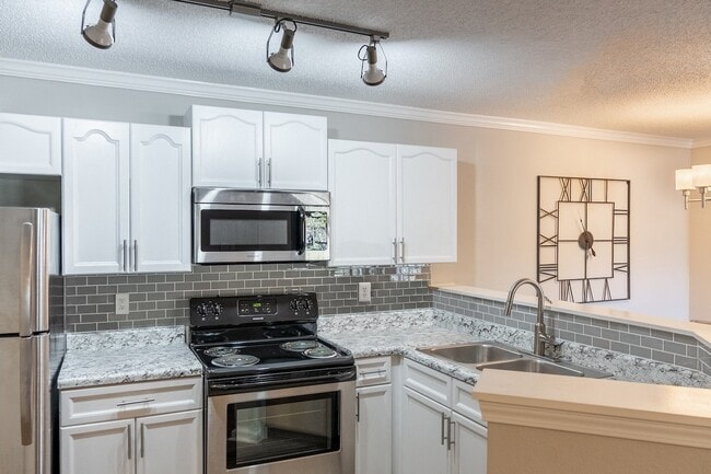 1322 North Apartments in Auburn, AL - Building Photo - Interior Photo