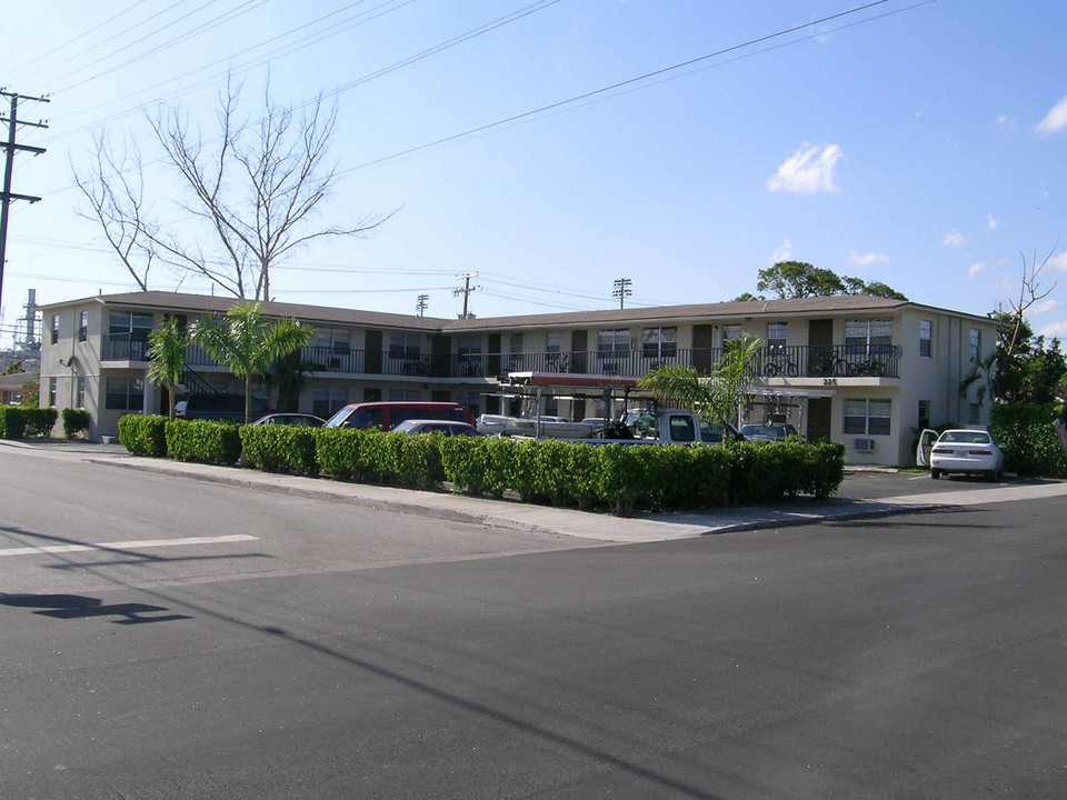 La Flor Apartments in Lake Worth, FL - Building Photo