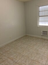 1462 NW 2nd Ave in Florida City, FL - Foto de edificio - Building Photo