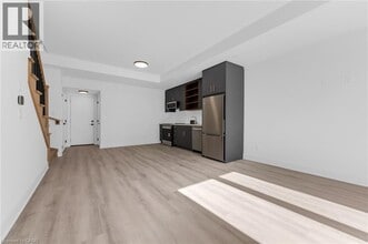 84 EVERETT Cmn in St Catharines, ON - Building Photo - Building Photo