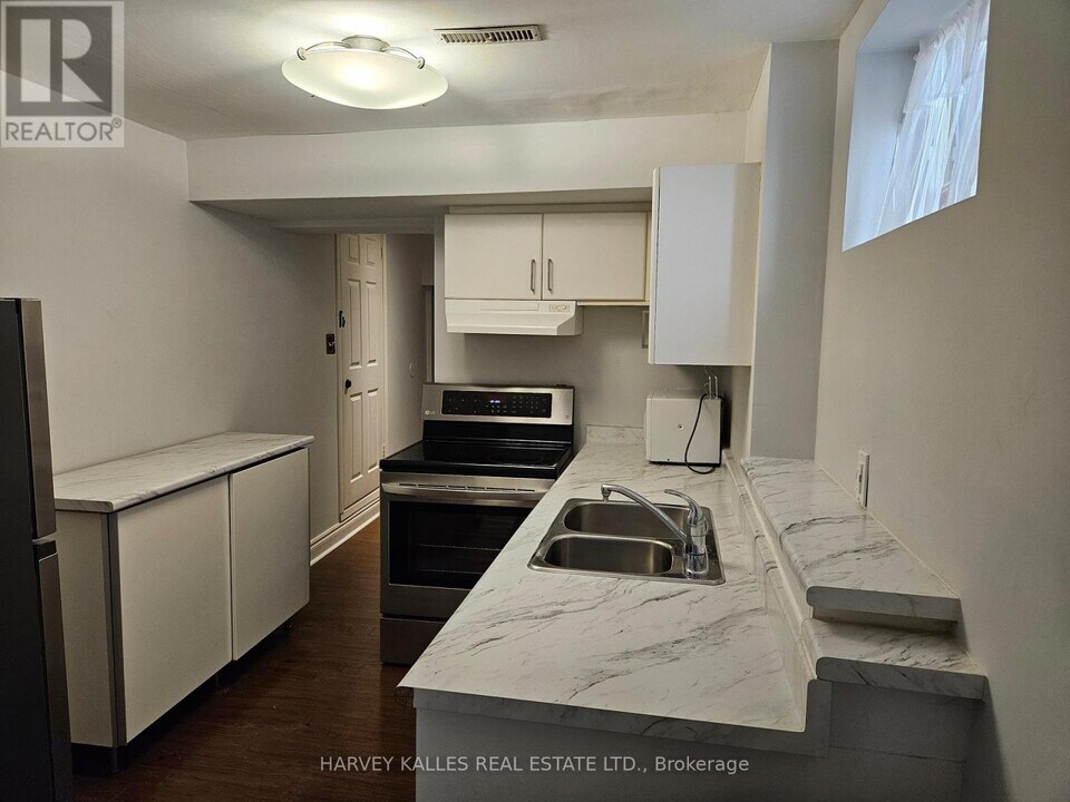 85 Lanark Ave in Toronto, ON - Building Photo