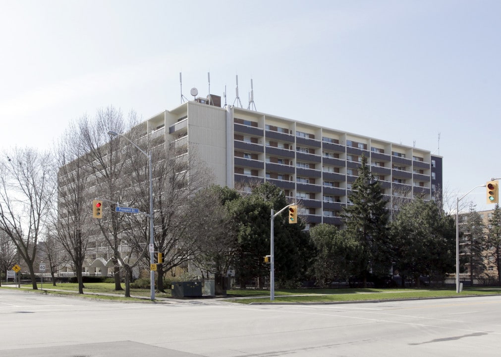 680 Regency Ct in Burlington, ON - Building Photo