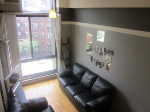 12 Stoneholm St, Unit 402 in Boston, MA - Foto de edificio - Building Photo