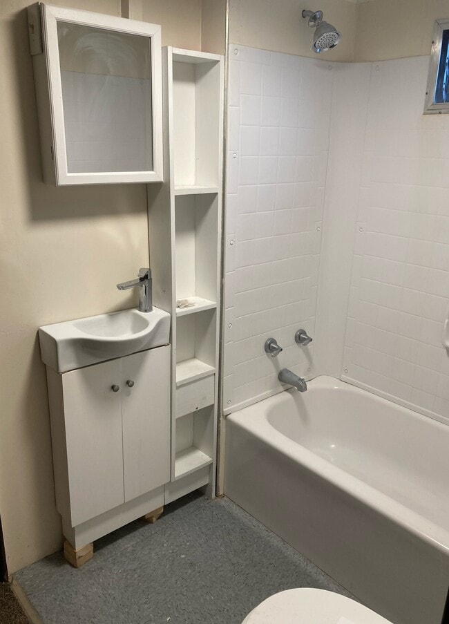 2006 E Prospect Rd in Ashtabula, OH - Building Photo - Building Photo