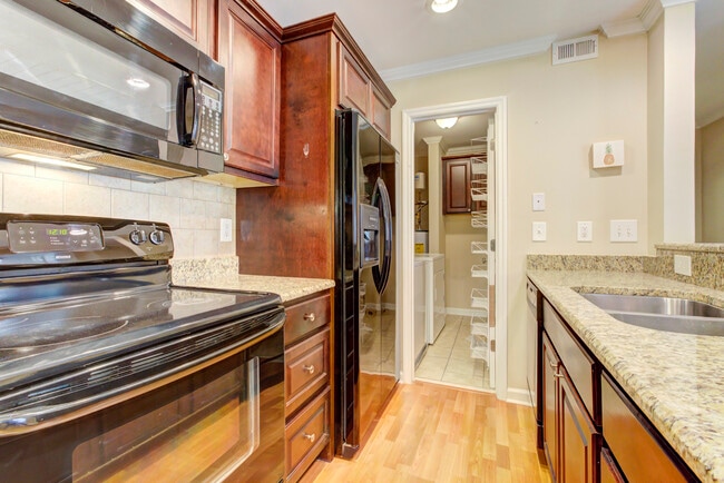 1010 Kingswood Dr, Unit D in Chapel Hill, NC - Foto de edificio - Building Photo