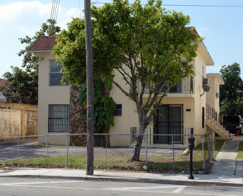 Cravero Apartments in Opa Locka, FL - Building Photo