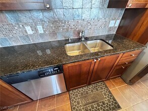 2405 W Serene Ave in Las Vegas, NV - Foto de edificio - Building Photo