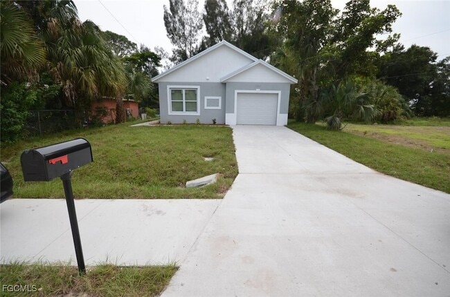 3306 Bassie Ct in Ft. Myers, FL - Foto de edificio - Building Photo