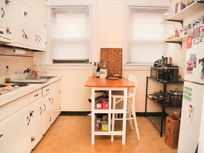 1370 Beacon St, Unit 14 in Brookline, MA - Building Photo - Building Photo