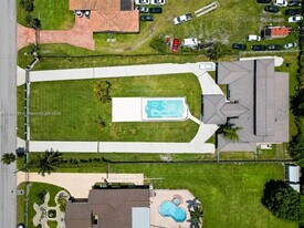 425 SW 129th Ave in Miami, FL - Building Photo