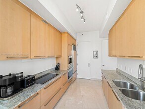 15901 Collins Ave, Unit 405 in Sunny Isles Beach, FL - Foto de edificio - Building Photo