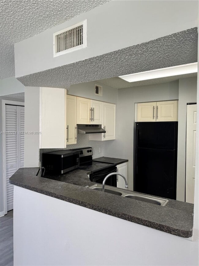 3405 NW 44th St in Oakland Park, FL - Building Photo - Building Photo