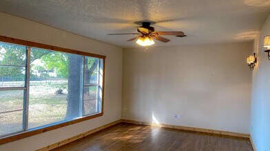 1017 County Rd 914A in Burleson, TX - Foto de edificio - Building Photo