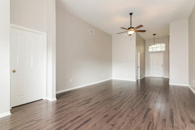 1748 Kirtley Dr in Brandon, FL - Foto de edificio - Building Photo