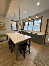 1317 W Eddy St, Unit Unit 1 in Chicago, IL - Building Photo - Building Photo