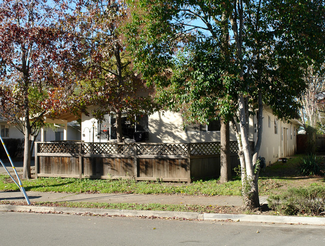 907-909 Nason St in Santa Rosa, CA - Building Photo - Building Photo