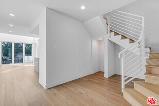 2000 Beachwood Dr in Los Angeles, CA - Building Photo