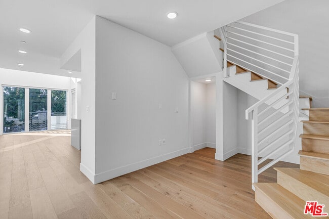 property at 2000 Beachwood Dr