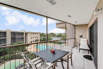 3605 S Ocean Blvd in South Palm Beach, FL - Foto de edificio - Building Photo