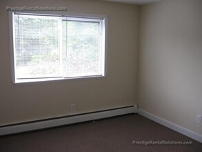 89 Plympton St, Unit 1 in Middleboro, MA - Foto de edificio - Building Photo