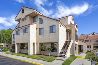 Bulldog Village Apartments in Fresno, CA - Building Photo - Primary Photo