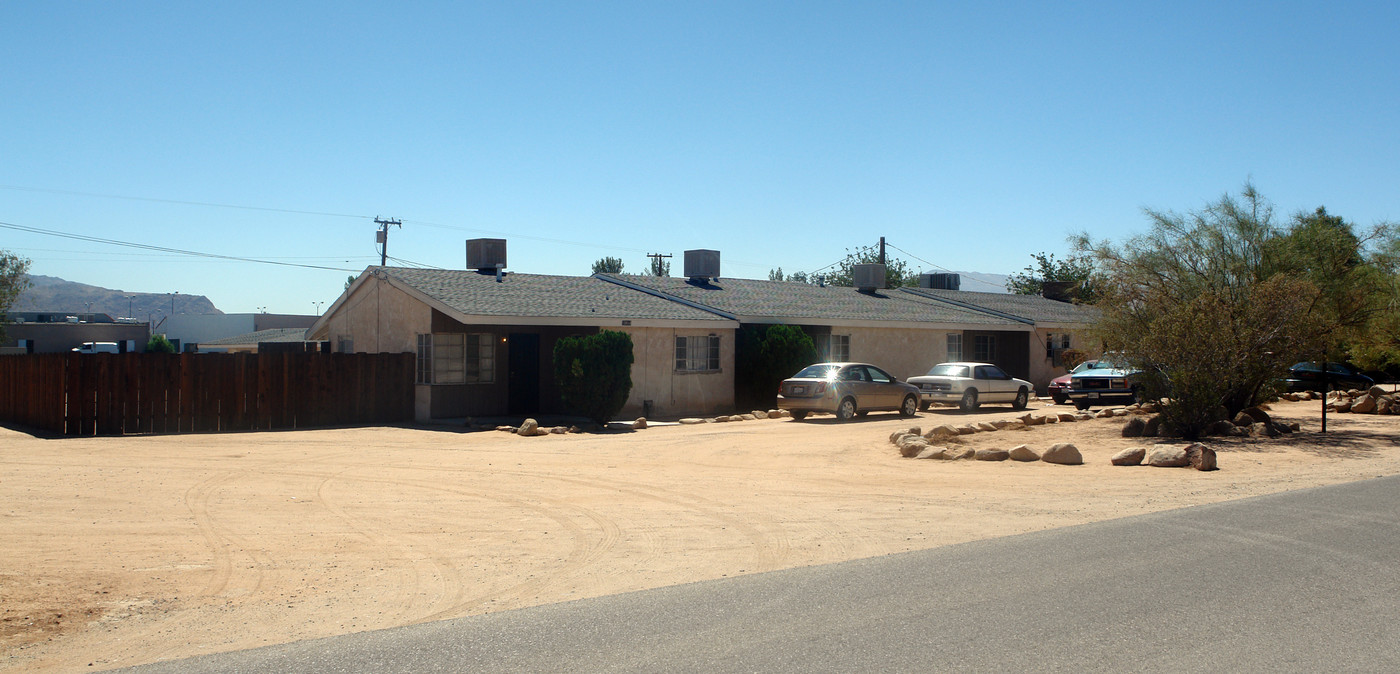 13681 Yakima Rd in Apple Valley, CA - Building Photo