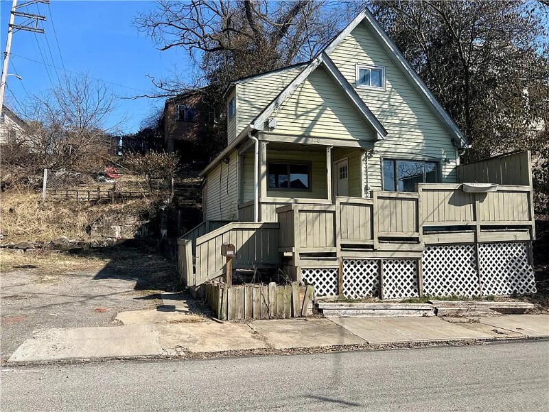 328 Clugston Ave in Turtle Creek, PA - Building Photo
