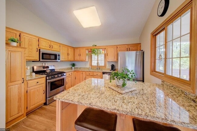 6936 Lake Terrace E in Woodbury, MN - Foto de edificio - Building Photo