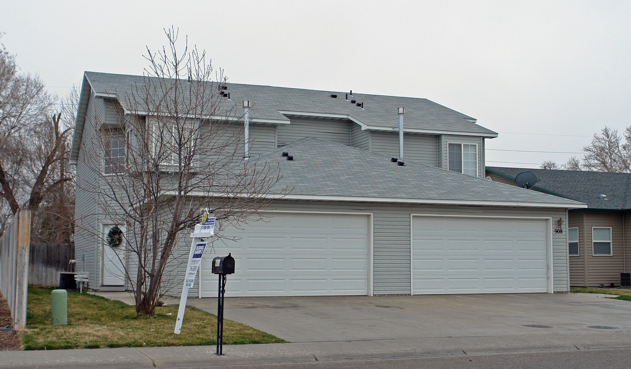 906-932 S Diamond St in Nampa, ID - Building Photo