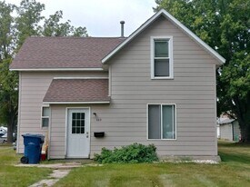 525 2nd St SE in Watertown, SD - Building Photo