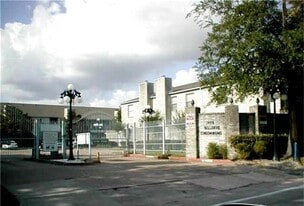 7400 Bellerive Dr in Houston, TX - Building Photo