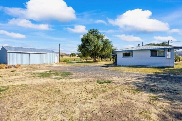 9581 NE Gateway Ave in Madras, OR - Building Photo - Building Photo