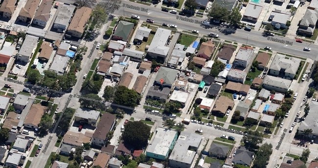 2810 S Cloverdale Ave in Los Angeles, CA - Foto de edificio - Other