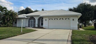 1152 Deardon Dr in Venice, FL - Building Photo
