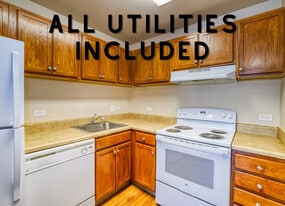 Pinewood Lodge in Aurora, CO - Building Photo