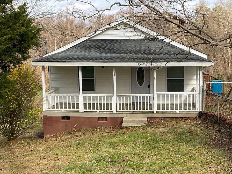 210 13th St in Belmont, NC - Building Photo