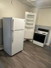 14 Elm St, Unit 1 in Waterville, ME - Foto de edificio - Building Photo