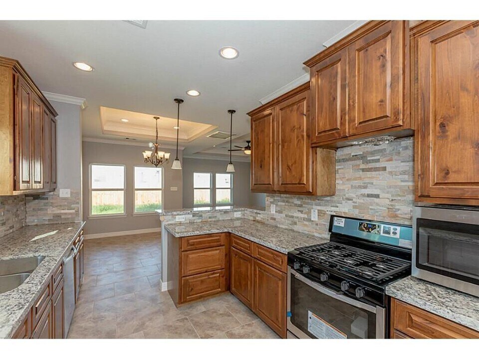 203 Seacrest Blvd in League City, TX - Building Photo