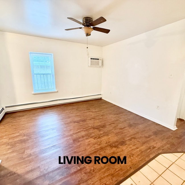 205 Mill St, Unit 2 in Bristol, PA - Foto de edificio - Building Photo