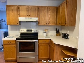 9555 Cantura Crest in San Antonio, TX - Building Photo - Building Photo