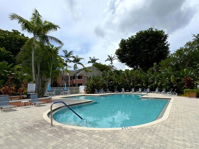 1000 Crystal Way in Delray Beach, FL - Foto de edificio - Building Photo