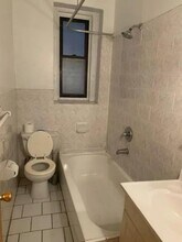 West 184th Street, Unit 1W2 in New York, NY - Foto de edificio - Building Photo