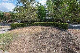 2704 Carnarvon Ln in Austin, TX - Foto de edificio - Building Photo