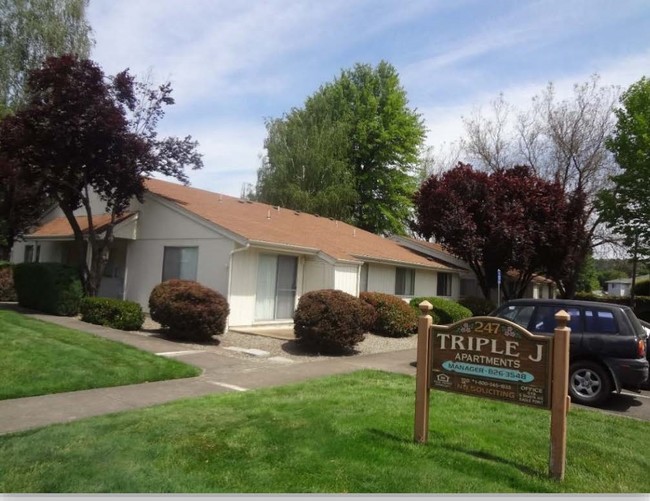 Triple J Apartments in Eagle Point, OR - Foto de edificio - Building Photo