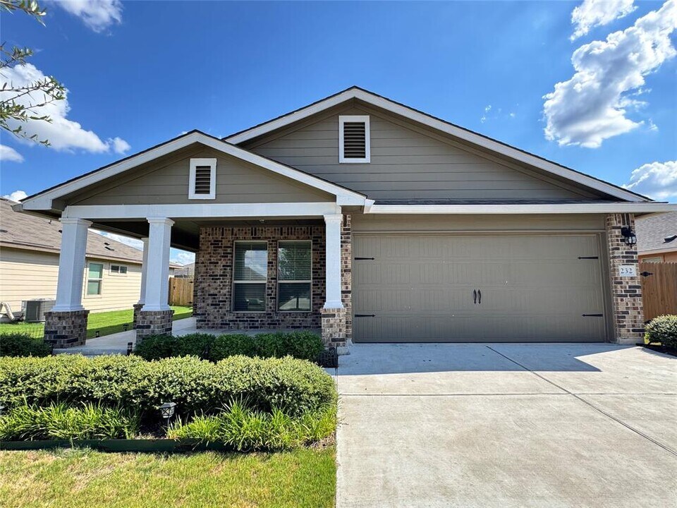 232 Reagor Dr in Taylor, TX - Building Photo